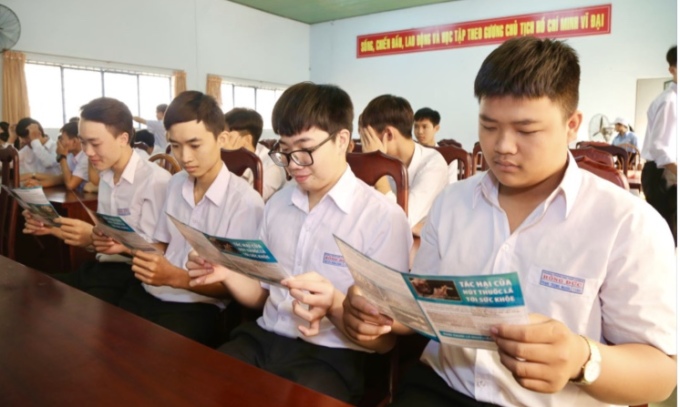 Hs dùng thuốc lá điện tử